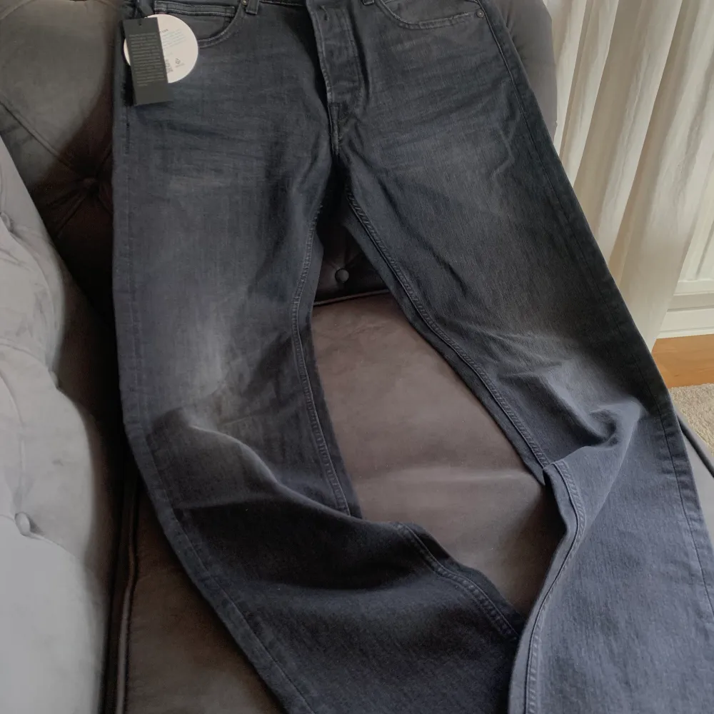 Helt nya med prislapp Modell: grover, inte slim fit utan mer raka  31/32. Jeans & Byxor.