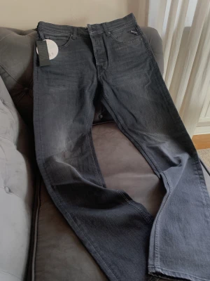 Replay jeans herr  - Helt nya med prislapp Modell: grover, inte slim fit utan mer raka  31/32
