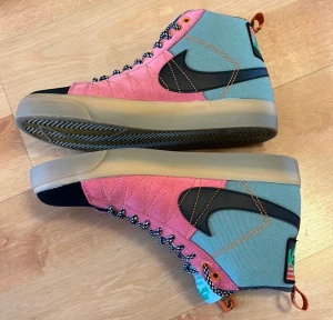 Nike SB Zoom Blazer Mid Premium Light Green Pink Skor Sneakers  - Endast använda 4 ggr utomhus. Riktigt bra skick, storlek 41 herr. Nya på eBay ligger på 1600kr just nu. Skriv för fler bilder. 