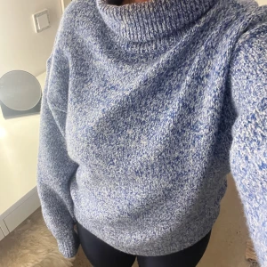 Stickad tröja - Kommer inte längre till användning! Använd väldigt få gånger så iprincip nyskick🫶🏻 köparen står för frakt