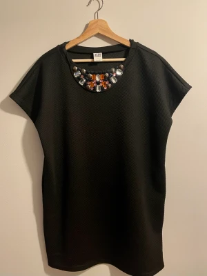 Miniklänning  - Vacker miniklänning, aldrig använt, storlek L 