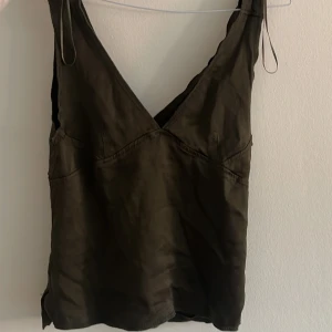 Grönt satinlinne - Från Zara. Användt en gång 