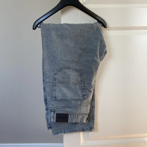 Gråa jeans 🩶⚡️ - Säljer dessa gråa herr jeans som matchar med den gråa jeansskjortan som finns i ett annat inlägg❗️. Använda nån gång annars som nya!🩶⚡️