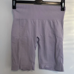 Tränings shorts - Säljer mina lila tränings shorts från shein då de inte kommer till användning. Fint skick, endast använt fåtal gånger 