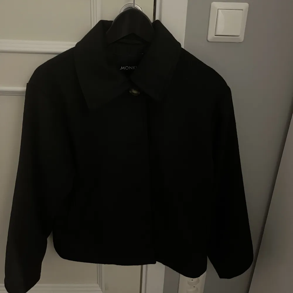 Jätte fin svart kappa från MONKI, använd några få gånger, har inga skador och ser helt ny ut. Perfekt t hösten nu.  Köpt för: 600kr💗💗. Jackor.