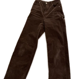 Divided Manchester wide pants - Vidare Manchester byxor divided /hm. Nästan aldrig använda. Jag är 174cm lång och brukar använda xs/s beroende på modell. Dessa sitter utmärkt på mig. 