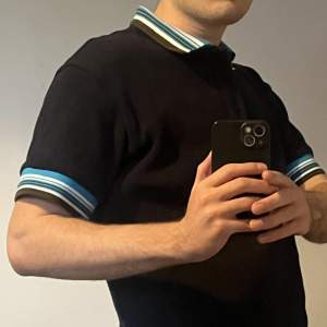 Hi!  A nice dark navy waffled polo from COS with detailed arms. It is 100% cotton.  Baught this in spring of 2022 and used it maximum 5 times. 
