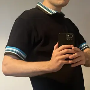 Hi!  A nice dark navy waffled polo from COS with detailed arms. It is 100% cotton.  Baught this in spring of 2022 and used it maximum 5 times. 