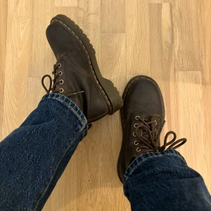 Dr Martens kängor - Bruna Dr martens stövlar som dessvärre är för stora för mig! Sparsamt använda och nyligen insmorda med läderolja🍂☕️