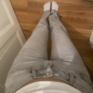 Lågmidjade jeans  - Lågmidjade gråa jeans från Gina tricot. 