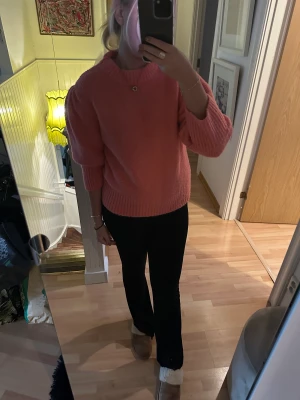 Stickad T-shirt  - Stickad T-shirt från bikbok, du kan vika upp armarna lite som på andra bilden så är den väldigt fin💕