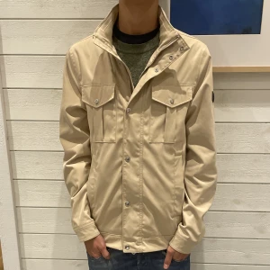 J.Lindeberg Bailey Jacka - Säljer en nästintill ny J.lindeberg Bailey Jacka (använd enstaka gånger) Den är storlek S (skick 9/10) Mitt pris: 1299kr -> Nypris: 3400kr -> Killen på bilden är 180 cm och väger 61kg