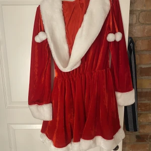 Tomte klänning - Tomte dräckt, använd två gånger inga fel. Gott skick.