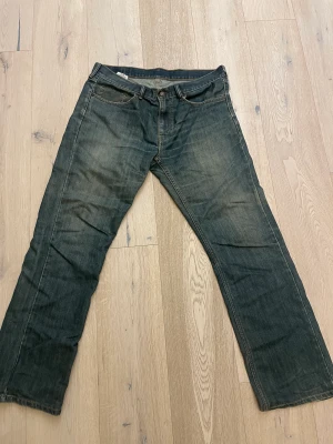 Vintage Levis - Vintage Levi’s med galen fade. Passar nog dem flesta med bälte, så jag använde dem iallafal. Skriv för frågor! //Fabian