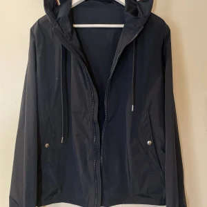Moncler grimpeurs - Säljer nu min i princip helt nya moncler windbreaker av modellen grimpeurs då det är dags att köpa en vinterjacka. Vid snabb affär kan priset diskuteras då det priuteras. Kvittot finns kvar från köp.  Night blue färg Cond 10/10 Storlek 1/S