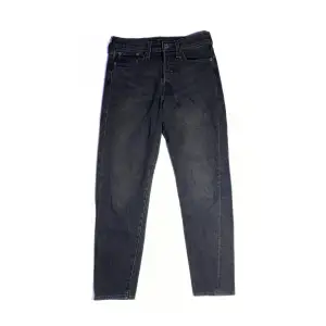 Size: 29/27. Mörkgrå. Condition: Vintage. Alla jeans är uppmätta av oss! Har ni frågor eller funderingar är det bara slide DM, tveka inte!