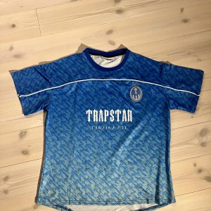Trapstar Jersey  - Nyskick använd 1 gång. Den sitter stort runt midjan och är bred. Pris kan diskuteras vid snabb affär! Skriv om du har fler frågor.