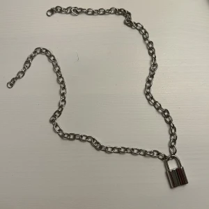 Kedjehalsband med lås smycke  - Kedjehalsband med lås smycke som har kommit till användning ett fåtal gånger. Är kanske lite repig men annars i bra skick. 🤗🤗
