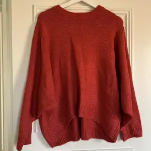 Röd stickad oversize tröja. Perfekt för hösten.