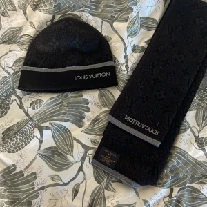 louis vuitton  - Ett riktigt snyggt sett mössa och halsduk andvänd i ny skick, säljs i komplett helst ny pris för båda två 8700kr säljs för 5000kr både mössa och halsduk 