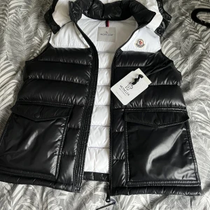 Moncler väst - Säljer nu denna snygga moncler väst som är svår att få tag i, den är i väldigt bra skick. Kan självklart skicka fler bilder om det skulle önskas.  Den är såklart äkta och tags medföljer!  