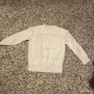 Palace tröja - En riktigt fet Palace sweater köpt i London. Nästan aldrig använd och är i super skick! Skriv om du har frågor eller vill ha mått.