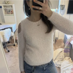 Tröja - Inte min bild! Säljer en ljusrosa tröja med hål i axlarna, köp gärna med köp nu🥰