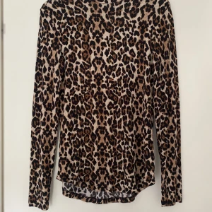 Långärmad tröja - Från gina tricot, aldrig använd. 