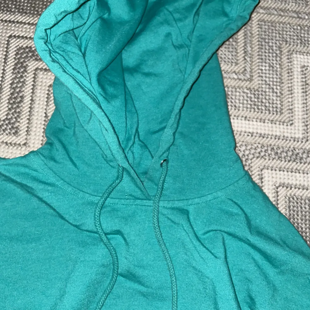 Grön hoodie ifrån Bikbok! Lite oversized på mig och Nice luva!💖. Hoodies.