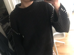 Gina tricot stickad tröja - Stickad tröja från Gina! Köpte i augusti och jag vill sälja eftersom jag är pank. Vet ej hur mcyket den kostade men den är knappast använd💕