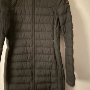 DunJacka - Hej,jag säljer min dotters pjs jacka i nytt skick. Den är använd Max 3 gånger och har inga tecken på användning. Säljer då hon har bytt stil.