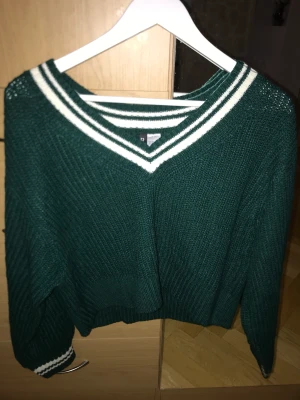 Oanvänd HM tröja - Oanvänd stickad tröja från HM, storlek xs men mer som S. 