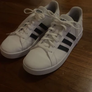 Adidas sneakers - Säljer mina Adidas skor då dom inte används. Dom är testade en gång, skorna är i storlek 37. Kan gå ner i pris vid snabb affär.