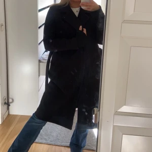 Svart kappa - Säljer denna jätte snygga långa kappan från vero Moda. Använd en del men fortfarande i fint skick, den är lite nopprig på ärmarna men annars inga defekter. Skriv privat för fler bilder 🩷🩷🩷