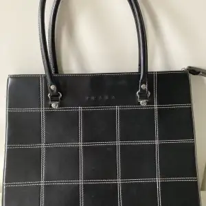 Prada handväska säljes för 1500kr. Höjd 27cm, 35cm och djup 5cm. 