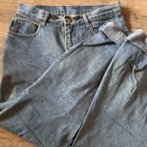 blå jeans i straight/mom passform, superfina och köpta second hand. säljer då de är för små:)