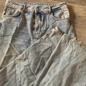 ljusblå baggy jeans, lite slitna längst ner men inget som syns särskilt mycket. säljer då de är för små <3
