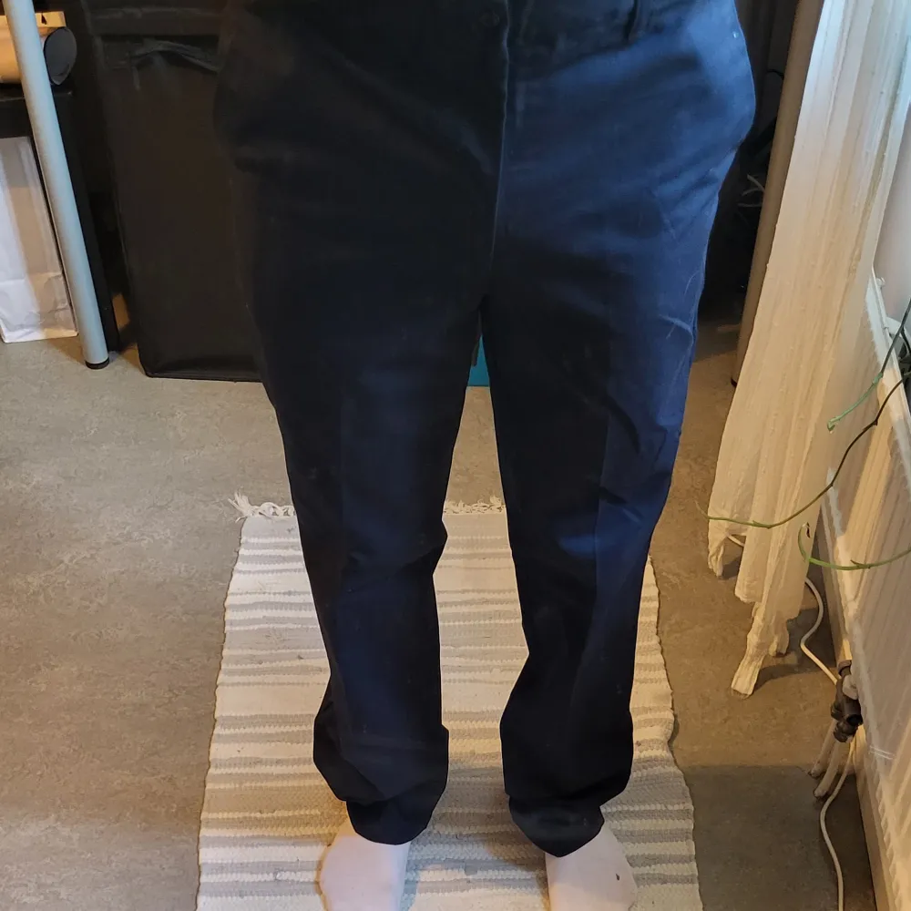 MarinBlå Kostymbyxor Strl: 32/35 (jag är 32/33 & 185cm) Cond: 8/10 Dm vid ytterligare foton eller frågor!. Farkut & Housut.