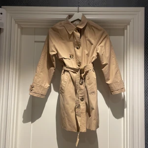 Kappa - En fin kappa, knappt använd. Storlek 152 och är från Zara. Köparen står för frakten. Om ni har frågor fundera inte utan kontakta mig då🤍