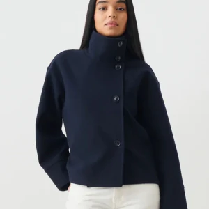 Kort kappa - Säljer denna marinblåa/navy korta kappan från Gina tricot i storlek S då jag beställde 2