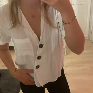 Supersöt blus med tre stora knappar som man stänger. Lite skrynklig pågrund utav att den inte har används på ett tag de är de ändå! Annars är den i bra skick💞