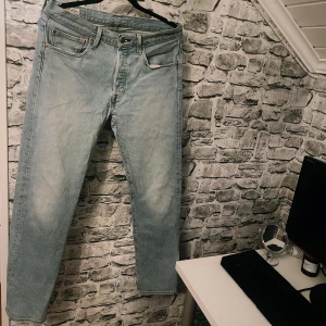 Levis 501 - Hej! Säljer nu dessa Levis 501, size W31 / L30. Fint skick, sitter regular. Fraktar gärna med safe pay, skriv vid frågor / köp!