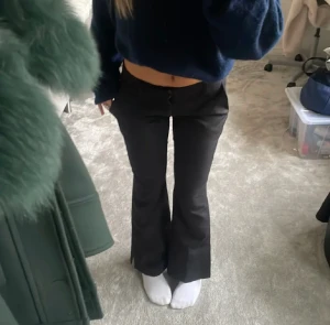 Lågmidjade kostymbyxor  - Hej! Säljer mina superfina kostymbyxor från Bikbok i Stl 34  med slits pga av att dom är på gränsen till för små💕