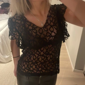 Spets top - Så snygg Top. Den ska igentligen ha som ett svart linne på insidan men jag har klippt bort den, inget som syns!💕