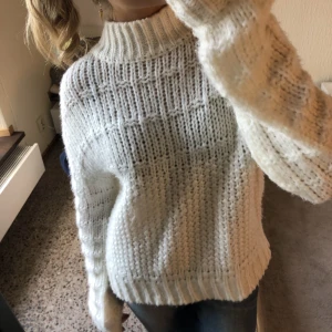 Stickad tröja - Super mysig och fin stickad tröja, storleken är xxs men skulle säga sitter mer som s/xs💗