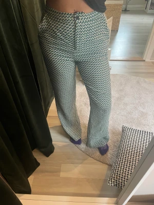 Mönstrade byxor från HM - Använda 3 gånger, nyskick! St 36. Passar mig som är ca 163 i längden. Köparen står för frakten. Finns annars att hämta upp i Stenungsund 