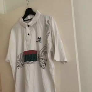 Oversized Piké - Oversized Pikétröja köpt på Humana för 1 år sen. Använd 2-3 gånger därav säljer jag. 