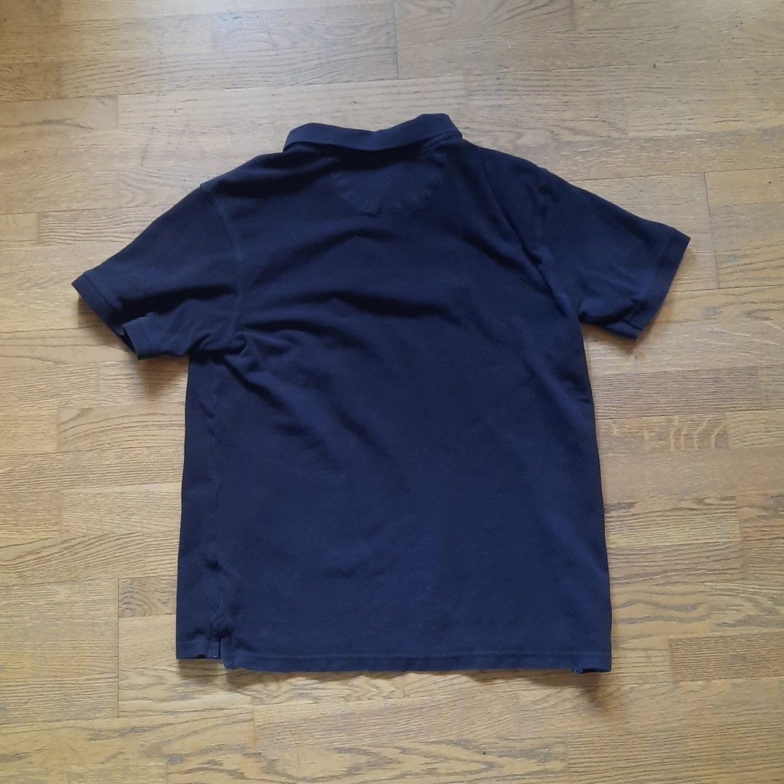 Mörkblå skjorta/ fin t-shirt - 90