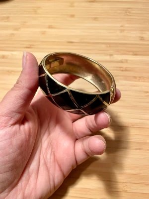 Vacker armband  - Vacker och elegant armband i svart och guld. 
