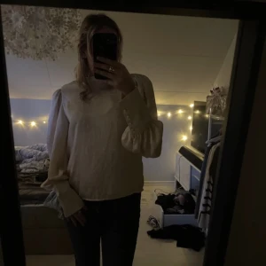 Blus  - Blus i ljusråsa, använd några få gånger. Är i mycket bra skick.